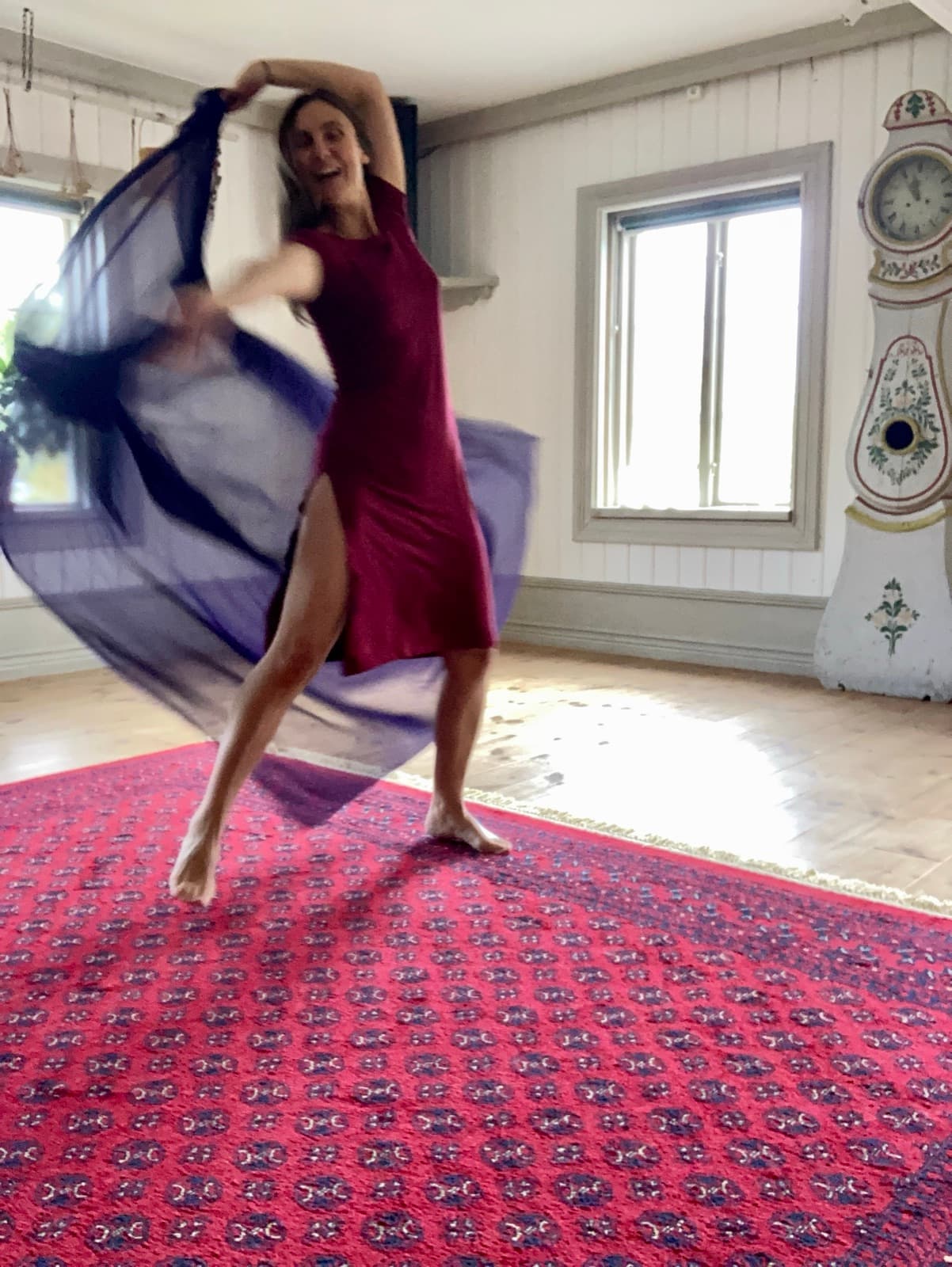 Line dansar med slöja i kursrummet på Humlebäck