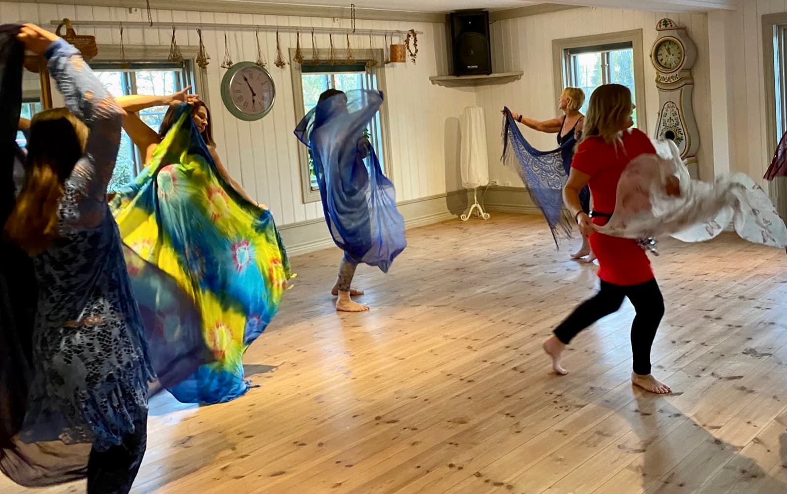 Kvinnor dansar orientalisk magdans i feminint flöde på Humlebäck kursgård
