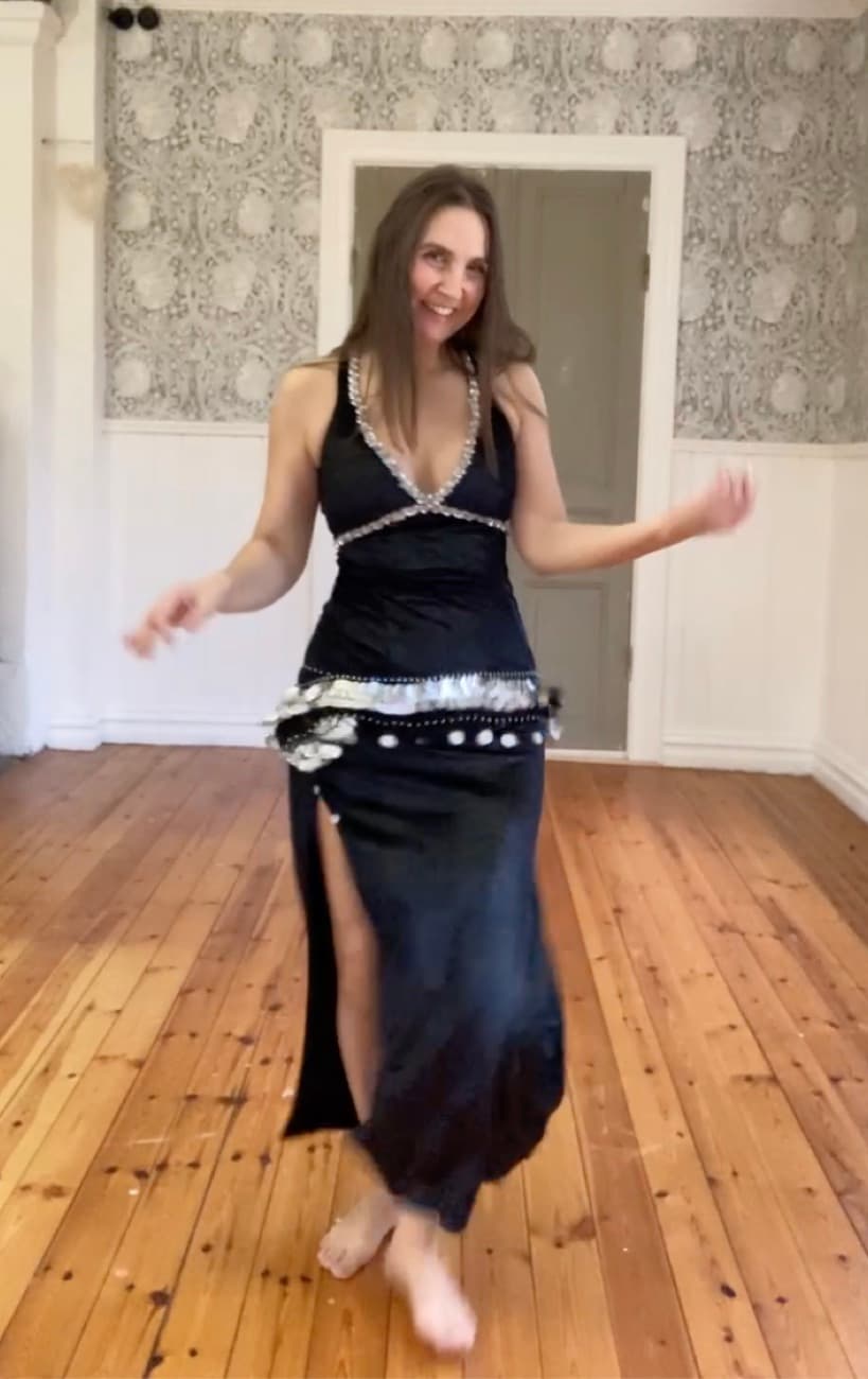 Line Rebekka Malmsten dansar orientalisk dans